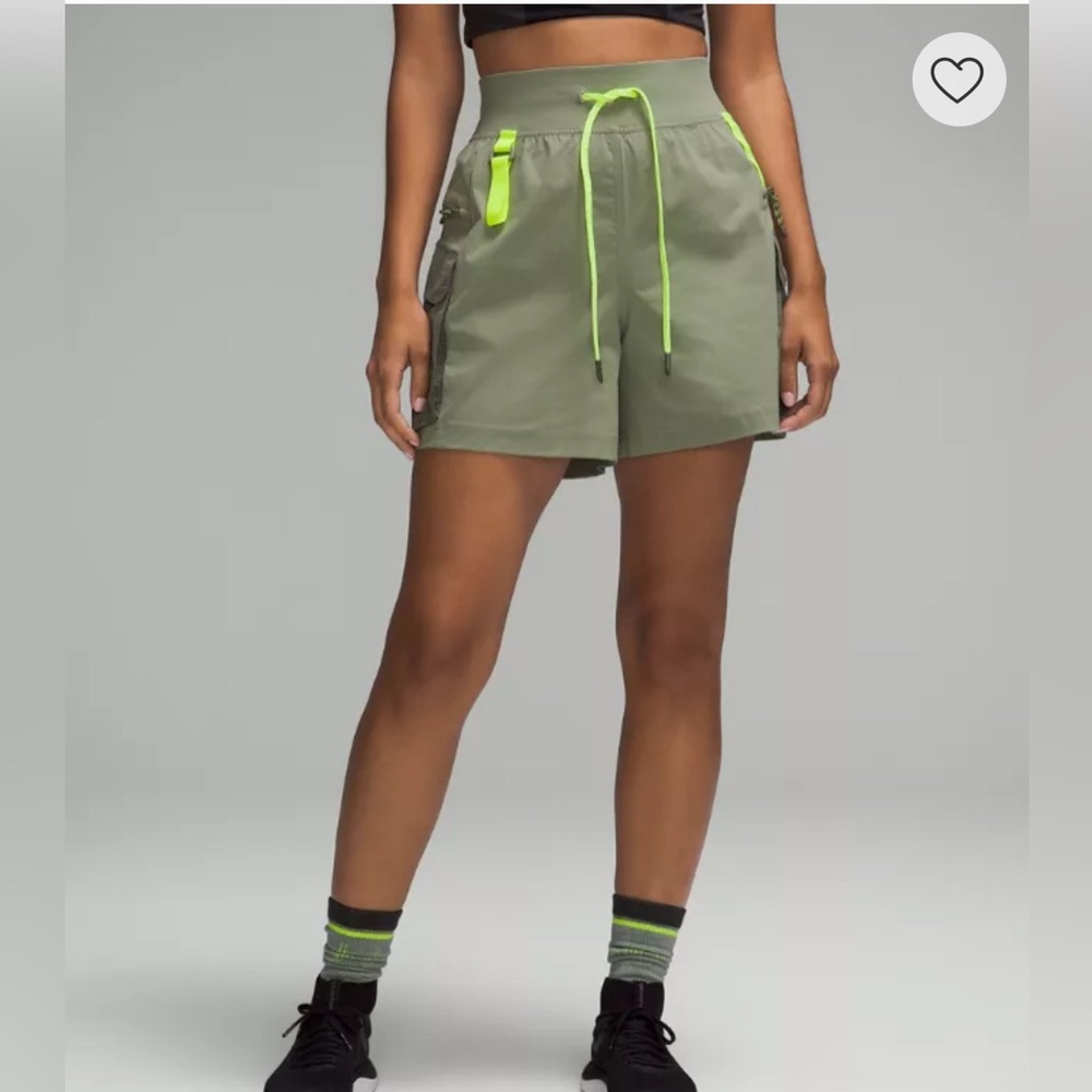 Lululemon Multi-Pocket Cargo High-Rise Hiking Short 5"
Laurel Green- size 4
